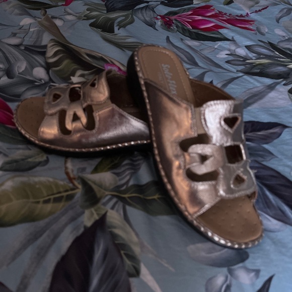 Metallic Sandals Size 9 - Picture 5 of 7